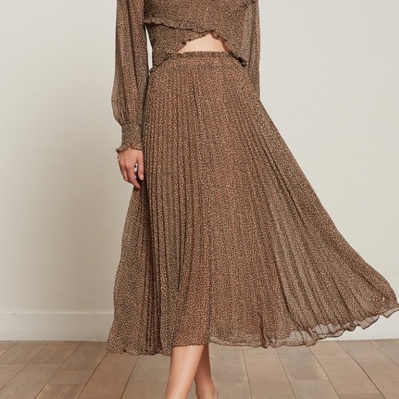 đź–¤SALE: price dropđź–¤Lucy Paris PLEATED SKIRT - Picture 2 of 7